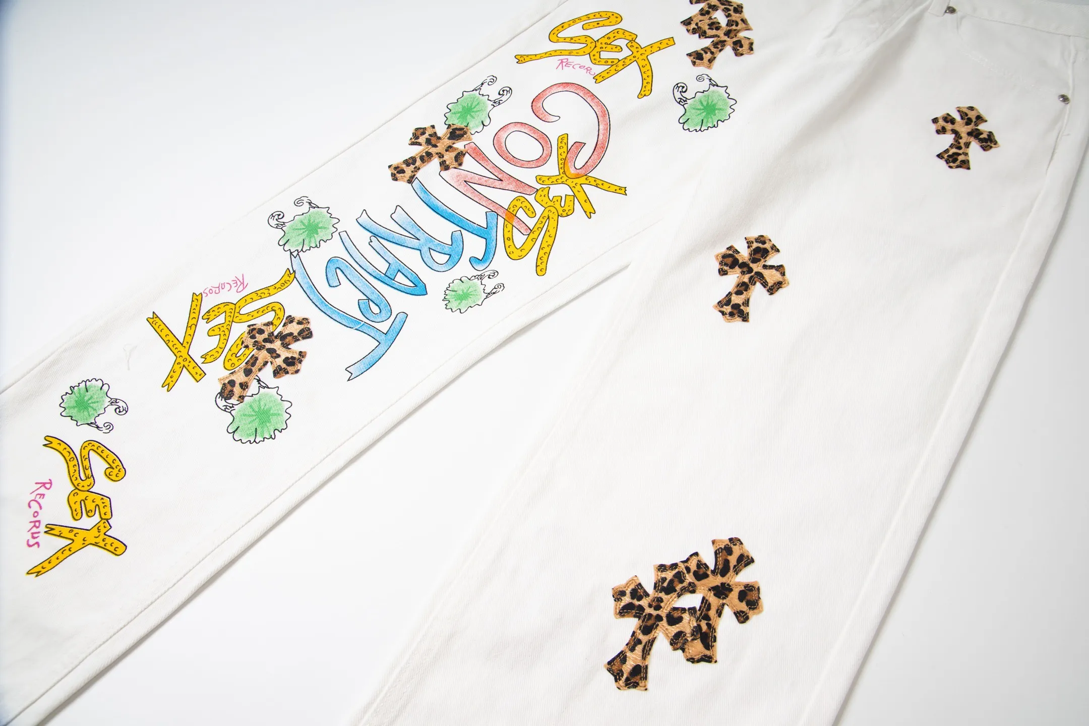 P220 Chrome Hearts & Chrome Hearts high-street jeans with leopard print and vintage graffiti paintings on a white background. Chrome Hearts are the most popular pants in color. Made of beaded canvas fabric, heavy washing makes the upper body of the fabric more textured and the pants are tall and straight! The three-dimensional cutting of the whole trousers is a masterpiece! The hardware is customized by zp. The beaded canvas fabric is thick and soft after being washed. It has good breathability. Customized small leather label. Unique design. The details are simple and elegant, and the workmanship is exquisite. The whole trousers are neatly routed and the details are in place! Trendy people have been disappointed. From the quality selection of fabrics, the tailoring of details, and the matching of patterns, everything is impeccable! The upper body is so handsome when worn...it can be easily worn by men, women and children! The craftsmanship is made of heavy-duty washed pure cotton denim fabric. After washing, it is soft and thick. It is very stylish when worn on the body. Style number: 1782# Color: white Size: 28 30 32 34 (S-XL)